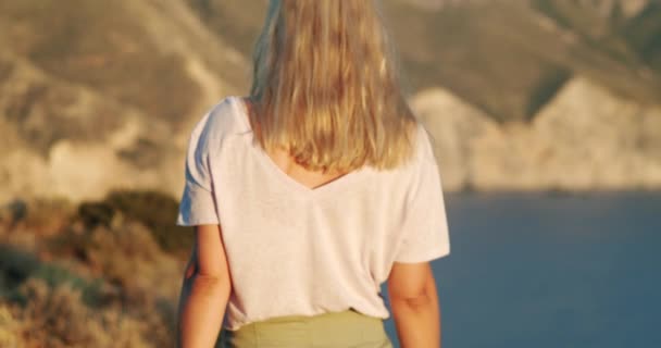 夏日日落时欣赏海滨风景的女子的背景图 假日旅行探险概念 — 图库视频影像
