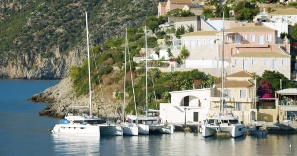 Красивый Морской Пейзаж Греции Яхты Стоящие Якоре Маленькой Милой Деревушке — стоковое видео