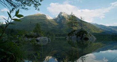 Almanya Alpleri'nde gündoğumu, dağ gölü Hintersee
