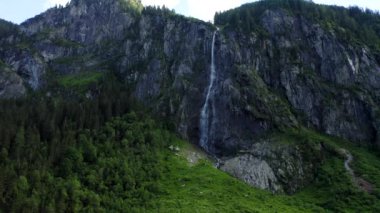 Stillup Gölü, Avusturya, Tyrol 'da bulunan dağ şelalesinin hava manzarası