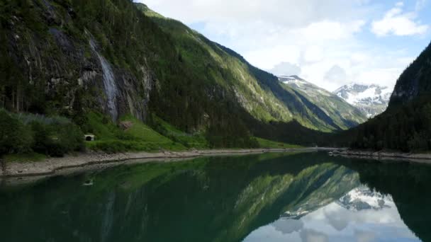 Vol Aérien Dessus Surface Eau Lac Montagne Stillup Autriche Tyrol — Video