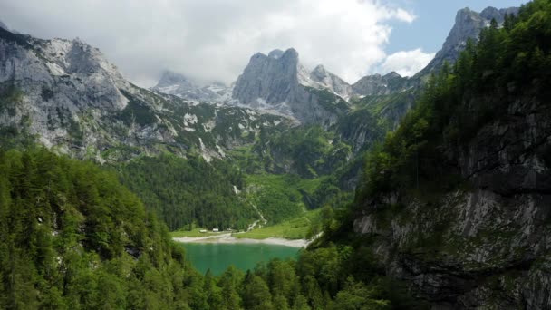 Vista Aérea Lago Hinterer Gosausee Topo Montanha Dachstein Segundo Plano — Vídeo de Stock