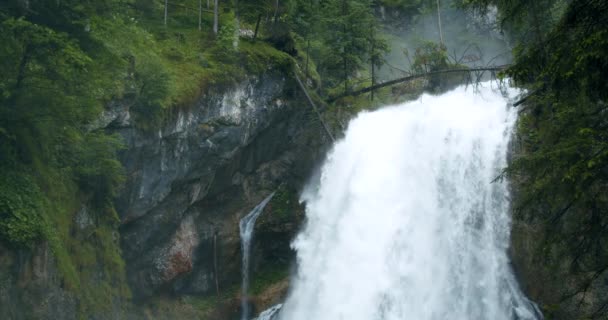 果岭瀑布 关闭边缘和落水 奥地利萨尔茨堡 — 图库视频影像