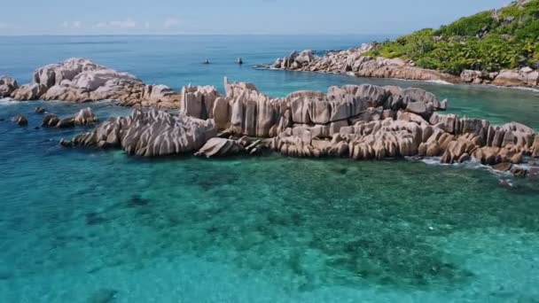 在遥远的天堂 如隐藏在丛林中的海滩上 空中俯瞰着有着天然花岗岩巨石的超现实海岸线 塞舌尔 拉迪古岛 — 图库视频影像