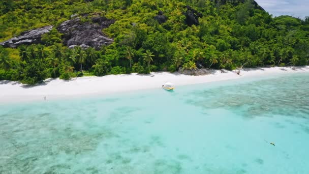 Vista Aérea Barco Turístico Solitário Praia Exótica Tropical Lagoa Azul — Vídeo de Stock