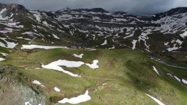 Avusturya 'daki Grossglockner dağ geçidinin havadan görüntüsü. Güzel doğada boş zigzag yolu