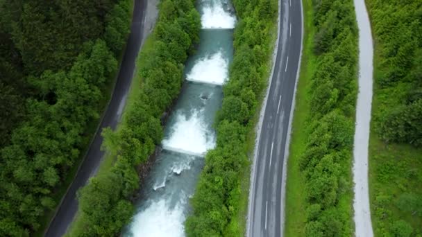 Luchtfoto Nog Steeds Uitzicht Bergweg Achter Cascade Rivier Tirol Oostenrijk — Stockvideo