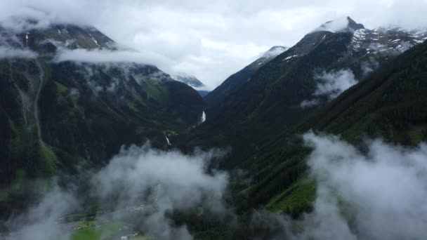 Österrike Tyrolen Flygfoto Från Dimmiga Moln Över Alperna Berg Med — Stockvideo