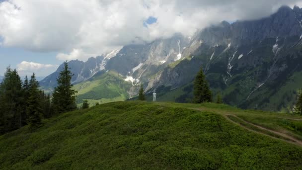 Турист Воздуха Холме Перед Вершинами Кайзера Альпийским Лесом Тироль Австрия — стоковое видео