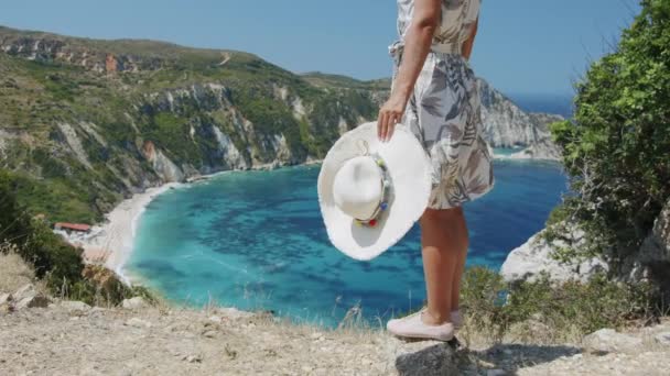 Wanita Pirang Yang Memegang Topi Matahari Menikmati Pemandangan Indah Laut — Stok Video