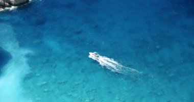 Mavi deniz suyunda gezintiye çıkan turist eğlence tekneleri. Üst görünüm.