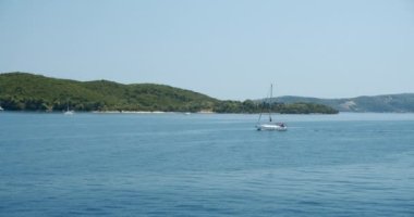 Katamaran yatı açık iyon denizinde yüzüyor. Lüks yaz seyahati kavramı.