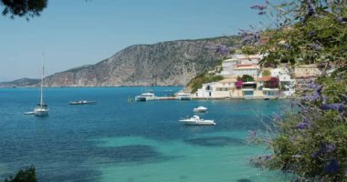 Assos köyü. Sefalonya adası. Yunanistan. Yaz tatilinde tekneli deniz..