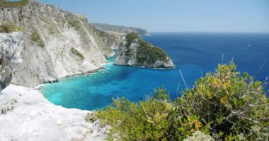 Zakynthos adası ve İyon Denizi kıyısındaki güzel kayalıklar.