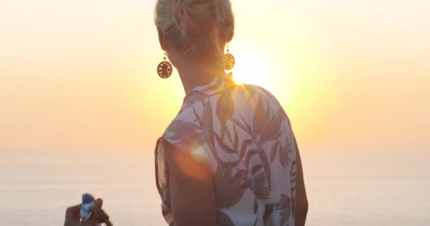 Blisko Kobieta Kolczykach Relaks Zachodzie Słońca Morzu Letni Weekend Wakacyjny — Wideo stockowe