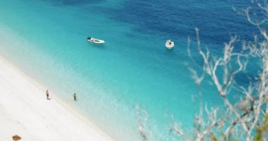 Beyaz cennette turistler kumsalda güzel ada Avrupa 'da yaz tatili.