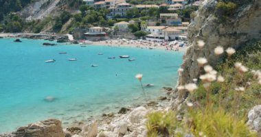 Arka planda Akdeniz köyü ve turkuaz renkli lagün, Lefkada, İyon Adaları, Yunanistan.