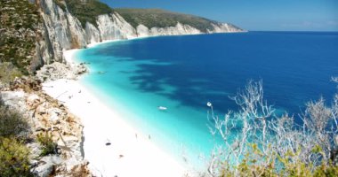 Yunanistan 'ın Kefalonia Adası' ndaki güzel beyaz kumsal. Beyaz kayalar ve mavi göl. Yaz tatili.