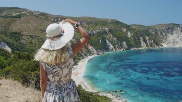 戴着太阳帽的金发女人正在欣赏美丽的海湾 欣赏风景 享受度假探险之旅 — 图库视频影像