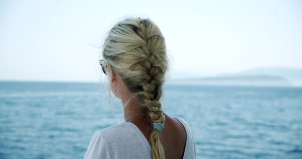年轻女子在游轮度假时享受海上旅行的日出 乘渡船在海上航行 — 图库视频影像