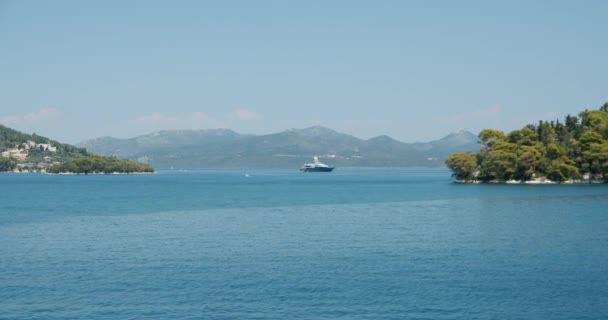 Barca Vela Lusso Ormeggiata Nella Baia Tra Isole — Video Stock