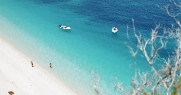 Туристи Білому Райському Піщаному Пляжі Красивий Острів Літній Відпочинок Європа — стокове відео