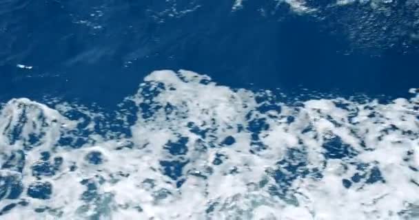 Fale Morskie Stworzone Przez Poruszający Się Prom Morzu Śródziemnym Grecja — Wideo stockowe