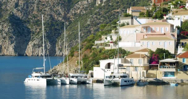 Prachtige Zeegezicht Griekenland Zeilboten Met Reizigers Verankerd Langs Prachtige Kust — Stockvideo