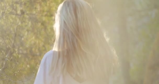 Großaufnahme Frau Sonnenuntergang Flackert Licht Auf Frau Von Hinten Posiert — Stockvideo