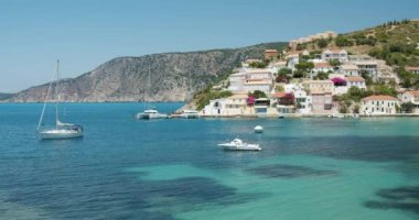 Assos köyü. Sefalonya adası. Yunanistan. Yaz tatilinde tekneli deniz..