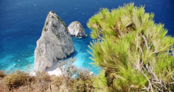 Playa Remota Con Enorme Formación Roca Blanca Con Laguna Azul — Vídeos de Stock