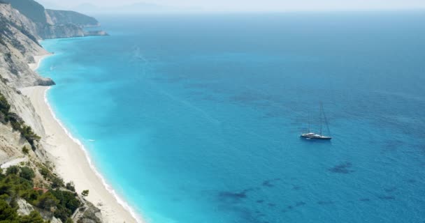 エジプト レフカダ島 ギリシャの近くのターコイズブルーの海ラグーンで豪華ヨットボート — ストック動画