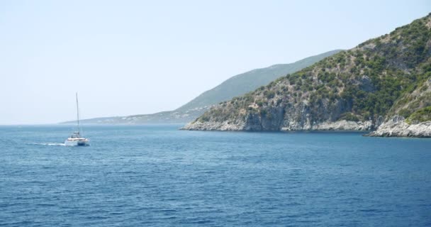 Barca Vela Mare Aperto Blu Vicino Una Bellissima Isola Ionica — Video Stock
