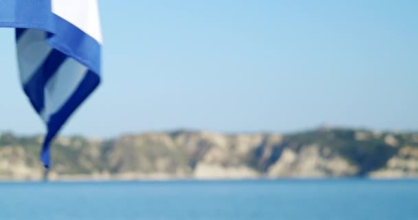 Řecká Vlajka Vlající Větru Vlaje Mořem Ostrovem Pozadí Řecko — Stock video