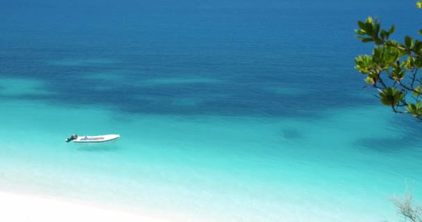 Радісний Човен Блакитній Воді Пляжі Фтері Острів Кефлаонія Греція — стокове відео