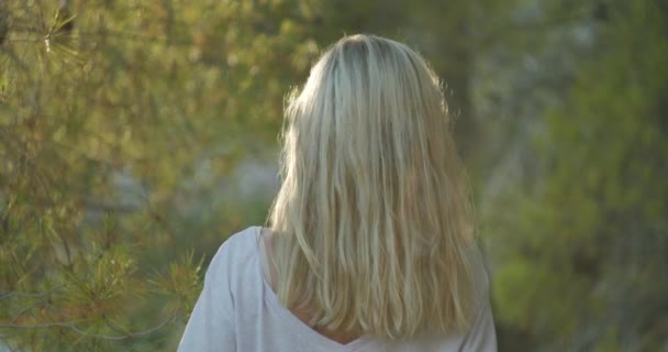 Widok Tyłu Elegancki Blondynka Długowłosy Kobieta Drzewach Oliwnych Rozmytym Bokeh — Wideo stockowe