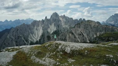 Cadini di Misurina Dağları 'ndan Auronzo di Cadore' a, İtalya 'nın Dolomites şehrinde, Tre Cime di Levaredo Ulusal Parkı' nın ve UNESCO 'nun dünya mirası sahasının bir bölümünde hayran olan kadınların yürüyüş görüntüsü..