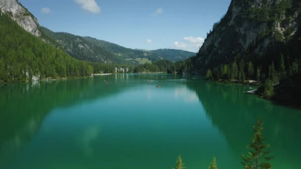 Luchtfoto Boven Het Meer Braies Pragser Wildsee Bergen Achtergrond Een — Stockvideo