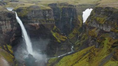 Haifoss, İzlanda 'nın en güzel şelalesi, Aerial Manzarası. Doğal mucize Landmannalaugar Kanyonu.