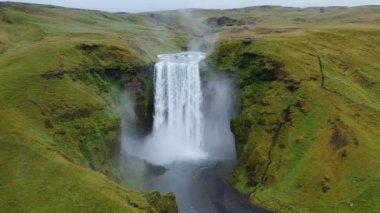 Yazın Skogafoss Şelalesi 'nin üzerinde Güney İzlanda' daki Skoga nehri üzerinde uçan hava çemberi. Popüler turistik cazibe.