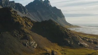 Yaz sabahı Vestrahorn dağında uçarken, Stoksnes, İzlanda. İHA 'dan hava görüntüsü.