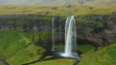 İzlanda 'nın en çok ziyaret edilen Selijalandfoss şelalesinin hava aracı görüntüleri.