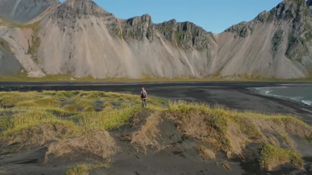 Epische Drohnenaufnahme Der Landschaft Stokksnes Island Touristin Mit Blick Auf — Stockvideo