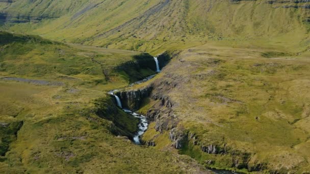 Drohnenflug Über Einem Wasserfall Inmitten Der Grünen Hügel Islands Sommerzeit — Stockvideo