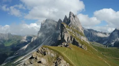 Seceda ve Furchetta zirvesi Trentino Alto Adige, Dolomites Alps, Güney Tyrol, İtalya ve Avrupa 'da zirve yapar. Val Gardena, Dolomiti 'de en çok ziyaret edilen dağ silsilesi.