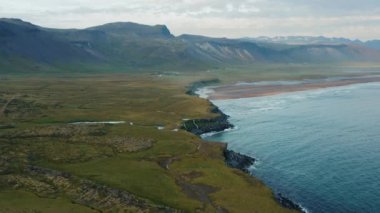 SnaefellsJoekull Ulusal Parkı, İzlanda. Hava aracı kaplama çizgisine yakın uçuyor.