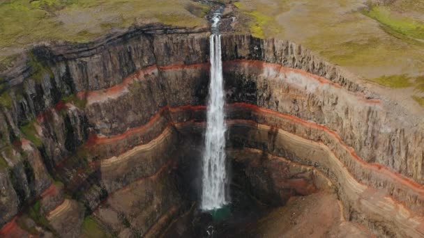 Luftaufnahme Des Hengifoss Wasserfalls Der Hochebene Und Des Flusses Island — Stockvideo