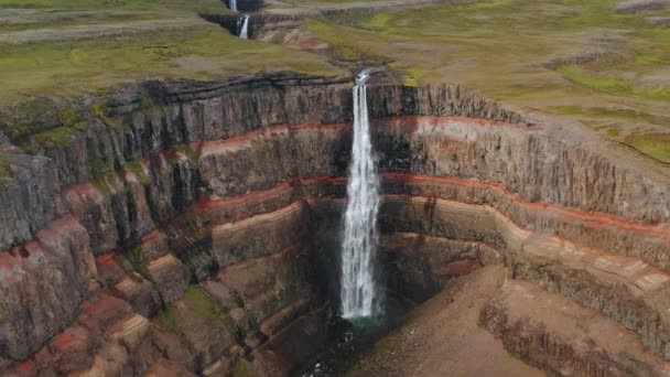 Luftaufnahmen Des Isländischen Hengifoss Wasserfalls Der Hochebene Und Des Flusses — Stockvideo