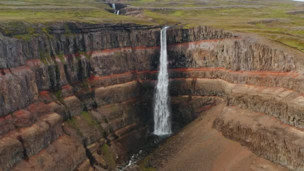 Imágenes Aéreas Islandia Hengifoss Cascada Meseta Montañosa Río — Vídeo de stock