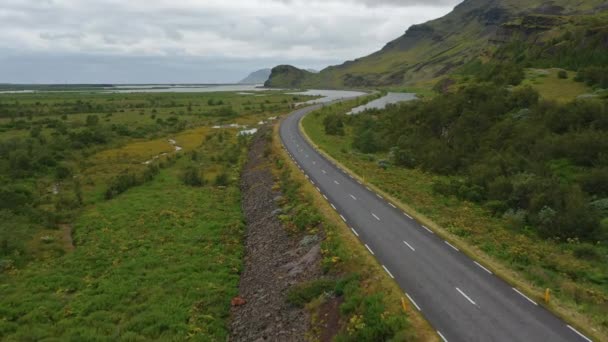 Vista Aérea Paisagem Com Uma Estrada Islândia Verão Drone Voando — Vídeo de Stock